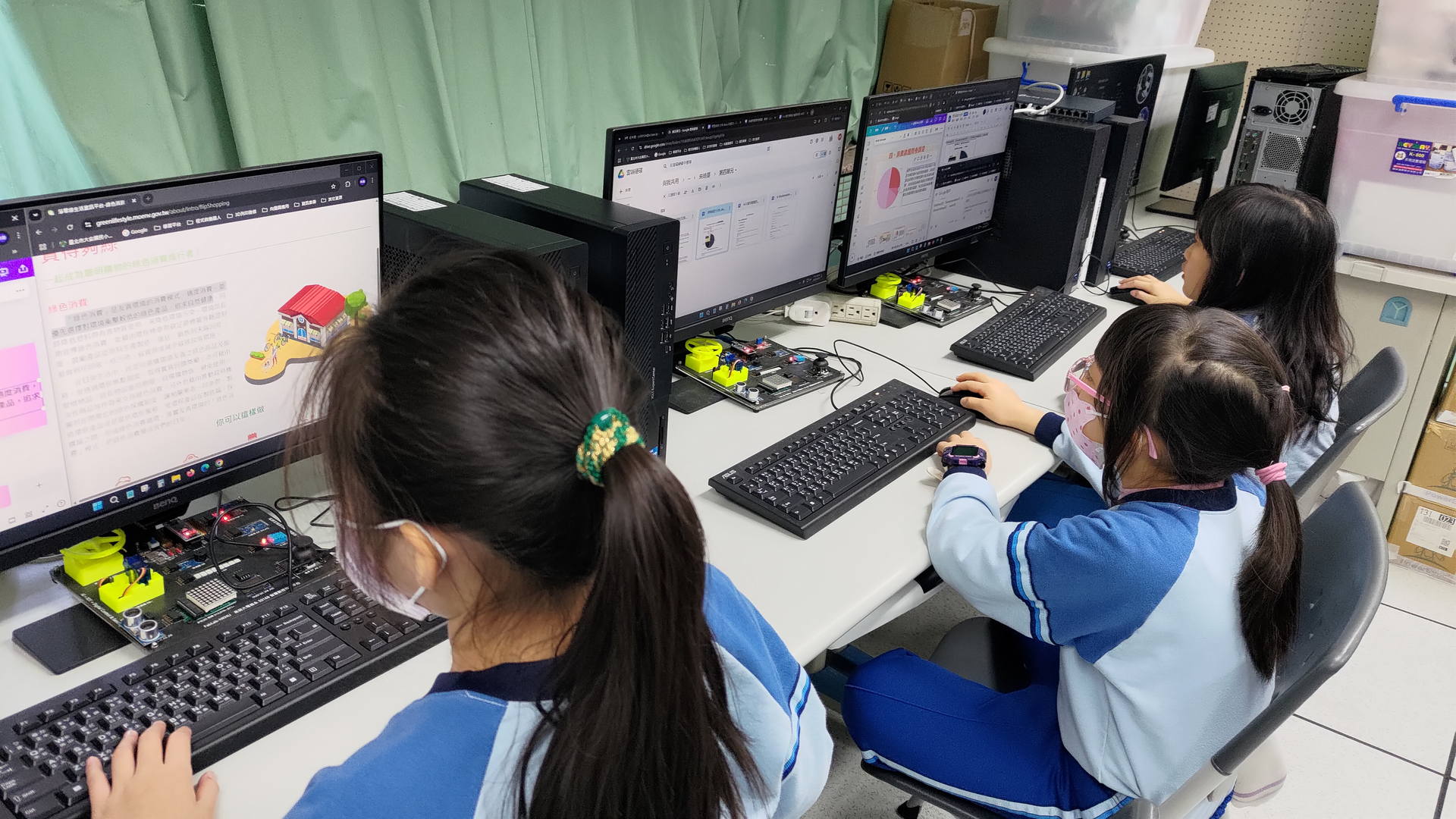 Use computers to create special web pages.