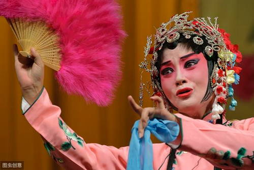 The singing of opera is designed to express the inner feelings of the characters,
allowing actors to fully present their singing skills and express their emotions.