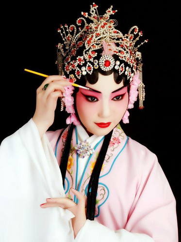 Before the performance, the actors will apply makeup and decoration on their faces
and heads according to the characteristics of the characters they play.