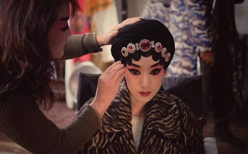 On the opera stage, the actors’ makeup and costumes are the audience’s first
impression.