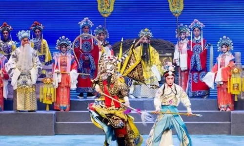 There are various characters on the stage who can serve as soldiers, officials, servants,
etc.