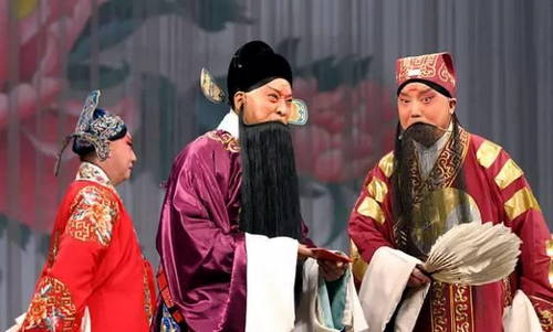 Different characters use different fans. For example, the role waving a feather fan
represents the prime minister or military advisor.