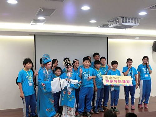 The Company personally performed on campus to let students experience the beauty of Bangzi opera.