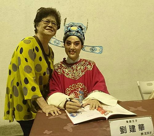 Bangzi Opera Company held a signing event after the performance to meet and
interact with fans.